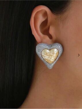 JULIETTA
Heart clip-on stud statement earrings